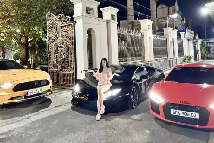Động cơ kết hợp cùng hộp số tự động 7 tốc độ và hệ dẫn động 4 bánh toàn thời gian, nhờ đó, chiếc siêu bò Lamborghini Huracan LP610-4 chỉ mất thời gian 3,2 giây để tăng tốc từ vị trí xuất phát lên 100 km/h trước khi đạt vận tốc tối đa 325 km/h.