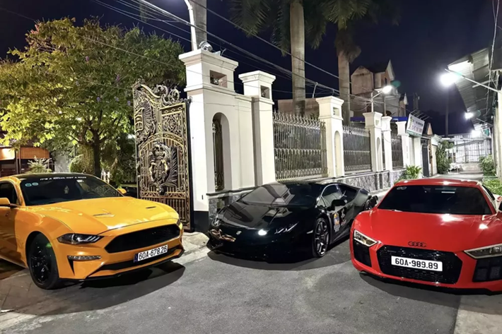 Lamborghini Huracan của nữ đại gia Đồng Nai mới tậu đang là 1 trong các siêu xe đã qua sử dụng có giá bán tốt nhất trên thị trường, với mức giá giao dịch từ 8 tỷ đến 11 tỷ đồng, tùy thuộc vào đời xe, tình trạng lăn bánh có nhiều hay không.