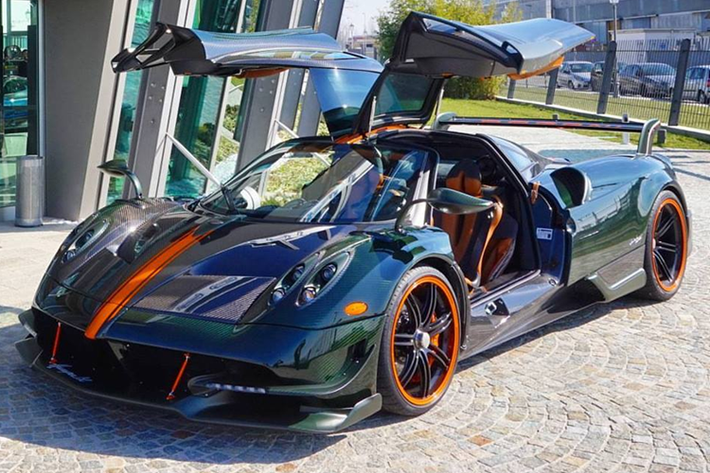 Hãng xe Pagani có lưu ý rằng thiết lập bộ li hợp đơn này nhẹ hơn 35% so với bộ li hợp kép thông thường. Điều đó cộng thêm nhiều kỹ năng chế tạo ấn tượng khác giúp siêu xe mới chỉ nặng 1.217 kg.