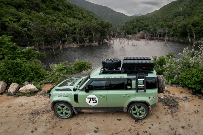Chiếc Land Rover Defender của đại gia Bình Dương thuộc phiên bản kỷ niệm 75 năm ngày chiếc Defender đầu tiên ra mắt toàn cầu (1948), xe có giá bán lên tới 7,359 tỷ đồng. Đây là 1 trong số 5 chiếc bán chính hãng tại thị trường Việt Nam.