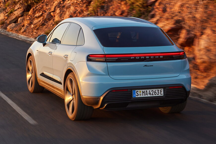 Hệ thống Porsche Driver Experience đã được cập nhật đồ họa và hình ảnh động mới cho màn hình. Ứng dụng mới cho phép người lái điều chỉnh màu nền của màn hình và ánh sáng xung quanh để phù hợp với màu sắc bên ngoài của xe.
