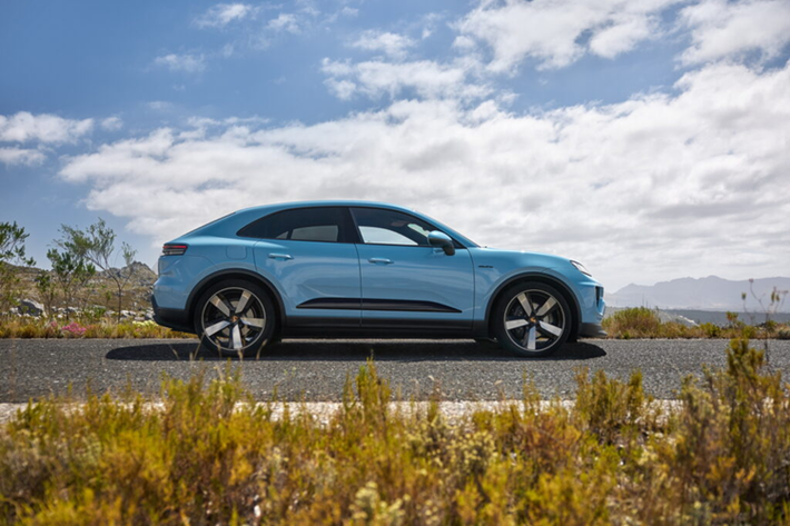 Porsche Macan EV 2024 bản RWD đầu tiên của chiếc SUV này là phiên bản nhẹ nhất trong dòng sản phẩm, nhẹ hơn 110 kg so với Macan 4. Đây cũng chính là phiên bản tiết kiệm nhiên liệu hiệu quả nhất và hiệu năng sử dụng của bộ pin tốt nhất trên mỗi lần sạc.