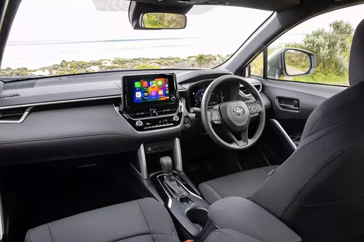 Tương tự ngoại thất, nội thất của Toyota Corolla Cross 2024 cũng được làm mới ở một số chi tiết. Điểm nhấn bên trong mẫu SUV cỡ B này sẽ là bảng đồng hồ kỹ thuật số với màn hình tinh thể lỏng TFT 12,3 inch thay cho loại analog cũ. Màn hình này đã được cải tiến để người lái dễ quan sát hơn.