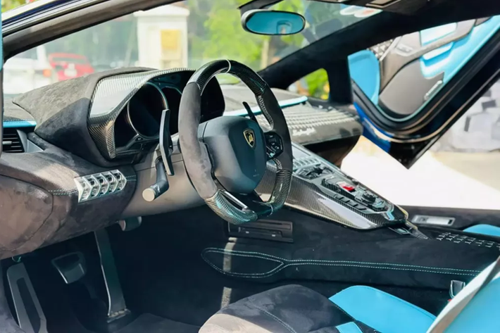 Được biết, chiếc siêu xe Lamborghini Aventador Limited Edition 50 đang được rao bán chỉ mới trải qua 5 đời chủ, những người sở hữu trước đều là các tay chơi xe đam mê tốc độ, có 1 thời gian, xe làm dâu ở tỉnh Bà Rịa - Vũng Tàu, nơi người chủ đã chi hơn 3 tỷ đồng để độ xe.