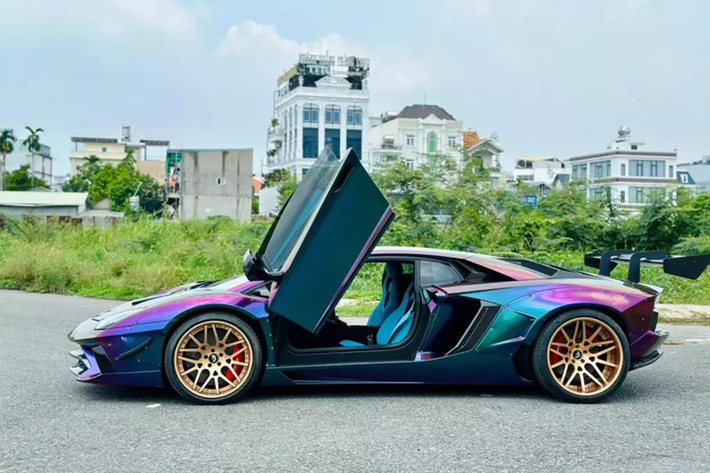 Càng thú vị hơn nữa, chiếc siêu xe Lamborghini Aventador Limited Edition 50 này còn được làm đẹp từ trong ra ngoài, mang đến cái nhìn rất mới lạ, đẹp hơn, khỏe khoắn hơn, và chắc chắn rồi, người bán cũng mong xe nhanh chóng tìm thấy dân chơi đích thực.