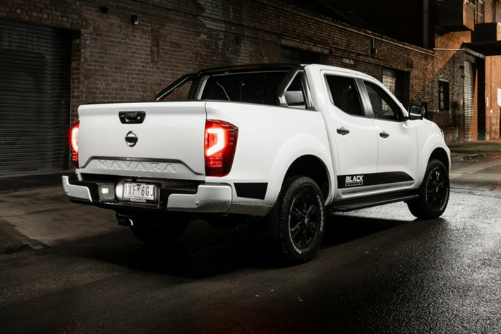 Mức giá xe Nissan Navara ST Dual Cab Auto 4×4 tiêu chuẩn hiện đang được chào bán 54.990 AUD (36.240 USD, khoảng 900 triệu đồng), trong khi phiên bản Black Edition có giá khởi điểm 60.490 AUD (tương đương 39.920 USD khoảng 992 triệu đồng).