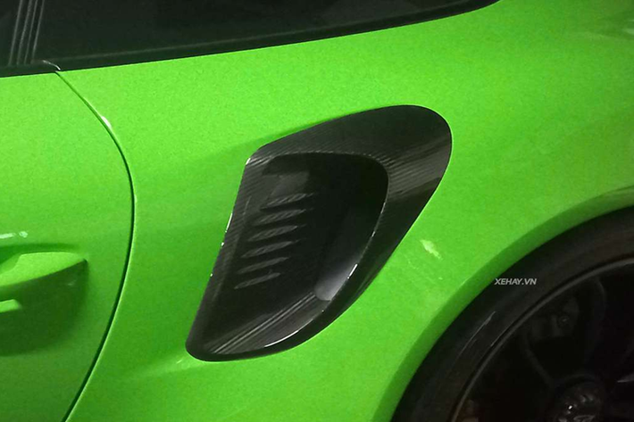 Gói độ TechArt cho Porsche 911 GT3 RS bao gồm nhiều bộ phận làm từ sợi carbon như nắp ca-pô, viền hốc gió trước, ốp sườn, viền hốc hút gió bên hông, cánh gió sau và nắp động cơ.