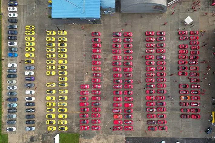 Vào ngày 18/5/2024 vừa qua, nhóm chơi siêu xe Ferrari tại Malaysia đã tổ chức buổi họp mặt với quy tụ gần 300 chiếc siêu xe "ngựa chồm", đã tạo nên 1 kỷ lục họp mặt xe Ferrari đông nhất từ trước cho đến nay.