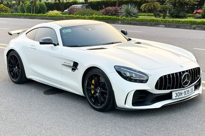Được biết, mức giá xe Mercedes-AMG GT R hiện đang bán chính hãng tại Việt Nam từ 11,5 tỷ đồng, chưa bao gồm tùy chọn như màu sơn, gói carbon, ghế ngồi hay chi phí lăn bánh,... Đây là chiếc Mercedes-AMG GT R đầu tiên tại Hà Nội ra biển số và cũng là xe duy nhất đang được chào bán hiện nay.