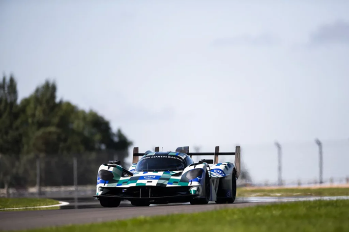 Điểm khác biệt của Aston Martin Valkyrie AMR-LMH bản đua so với tất cả xe trong phân khúc hypercar là động cơ V12 hút khí tự nhiên, dung tích 6.5 lít. Các tay đua đối thủ của Ferrari, Peugeot, Toyota, Lamborghini, BMW, Porsche và Cadillac đều có động cơ V6 và V8, không loại nào có âm thanh ấn tượng như V12 của Valkyrie.