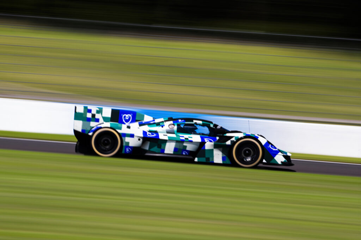 Aston Martin ban đầu có ý định tham gia tranh tài cùng với Valkyrie trong giải đua sức bền cho mùa giải WEC 2020/2021 nhưng vào tháng 2 năm 2020, dự án đã bị hủy bỏ. Vào năm 2023, Aston Martin đã thay đổi quyết định, hợp tác với nhóm làm việc The Heart of Racing để hồi sinh dự án xe đua Aston Martin Valkyrie Le Mans 2025 mới.