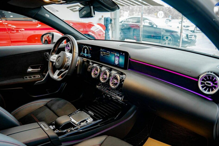 Ngoại hình Mercedes-AMG A35 4Matic đậm chất AMG với mâm 19 inch được thiết kế 5 chấu kép cùm phanh cỡ lớn, lưới tản nhiệt nan đôi, thanh giảm chấn AMG, các chi tiết mạ crôm là những thiết kế đặc trưng của AMG.