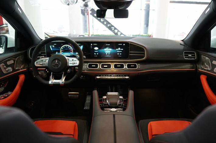 Nội thất GLE 53 Coupe thiết kế theo phong cách AMG đặc trưng, với ghế thể thao bọc da Nappa cao cấp và vô lăng AMG bọc da Nappa đi cùng các nút điều khiển cảm ứng tích hợp các núm điều tuỳ chọn động cơ, hệ thống treo, chế độ lái…