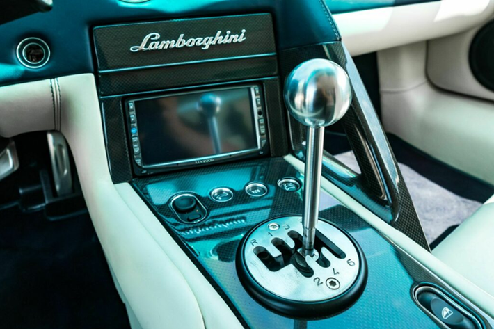 Chính vì điều này, đại lý August Motorcars ở Kelowna, British Columbia, Canada hiện đang yêu cầu mức giá xe Lamborghini Murcielago LP640 số sàn “khủng” lên tới 1.399.990 Đô Canada (khoảng 1.022.733 USD Mỹ theo tỷ giá hiện tại) cho chiếc xe số sàn độc đáo này.