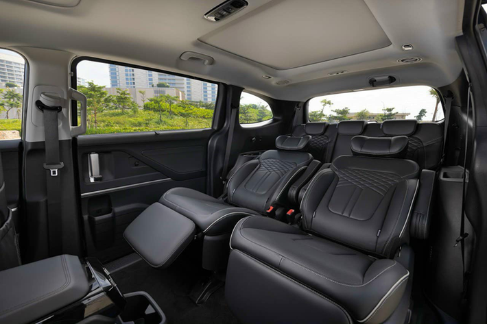 Mẫu MPV Hàn Quốc này còn sở hữu hàng loạt trang bị hiện đại khác như: vô lăng tích hợp phím chức năng/lẫy chuyển số thể thao, bảng đồng hồ kỹ thuật số, màn hình cảm ứng trung tâm 10,4 inch, hệ thống dẫn đường phát triển dành riêng cho Việt Nam, hệ thống âm thanh 6 loa, điều hòa tự động…