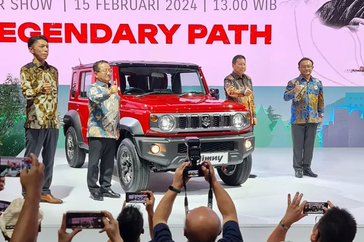 Vào hồi cuối tháng 1/2024, hãng Suzuki đã chính thức giới thiệu dòng xe Jimny 5 cửa ở thị trường Philippines. Đến nay, khi tham gia triển lãm IIMS 2024, hãng xe Nhật Bản tiếp tục giới thiệu mẫu SUV "bé hạt tiêu" Suzuki Jimny 5 cửa này với khách hàng Indonesia.