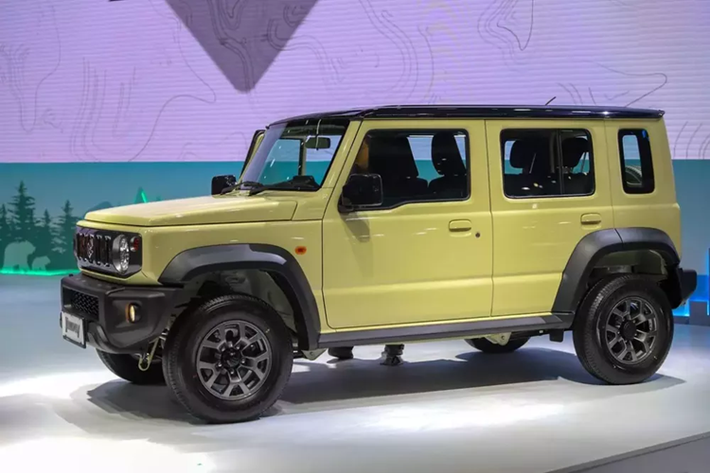 Trừ kích thước tăng lên và có thêm 2 cửa bên sườn, Suzuki Jimny 5 cửa không thay đổi nhiều về thiết kế so với bản 3 cửa. Để người dùng dễ dàng phân biệt hơn, hãng Suzuki đã trang bị lưới tản nhiệt mạ crôm cho Jimny 5 cửa.