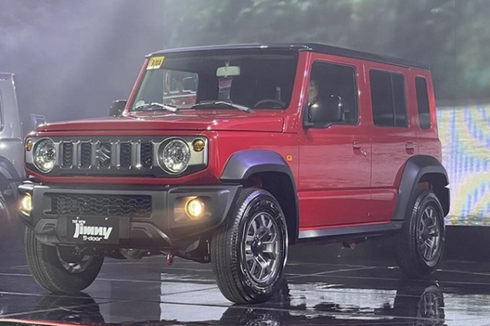 Tại thị trường Indonesia, Suzuki Jimny 5 cửa có những trang bị nội thất như ghế bọc nỉ, bảng đồng hồ analog, màn hình cảm ứng trung tâm 9 inch, hỗ trợ kết nối với điện thoại thông minh và điều hòa tự động.