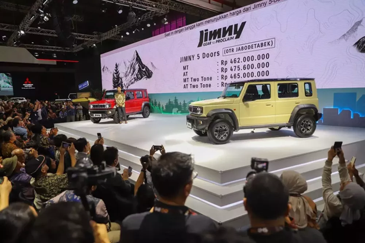 Tại thị trường Indonesia, giá xe Suzuki Jimny 5 cửa cho 4 phiên bản dao động từ 462 - 478,6 triệu Rupiah (khoảng 720 - 746 triệu đồng). Như vậy, mẫu xe này có giá ngang ngửa với Suzuki Jimny 5 cửa ở Philippines đồng thời rẻ hơn mức đồn đoán của phiên bản 3 cửa tại Việt Nam.
