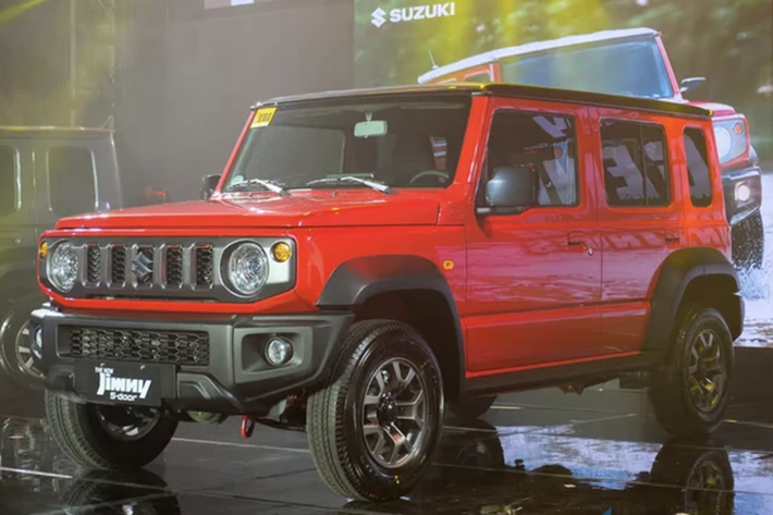 Nằm bên dưới nắp ca-pô của mẫu SUV này vẫn là động cơ xăng 4 xi-lanh, hút khí tự nhiên, dung tích 1.5L, cho công suất tối đa 105 mã lực và mô-men xoắn cực đại 136 Nm như bản 3 cửa. Động cơ này kết hợp với hộp số sàn 5 cấp hoặc tự động 4 cấp cùng hệ dẫn động 4 bánh AllGrip Pro.