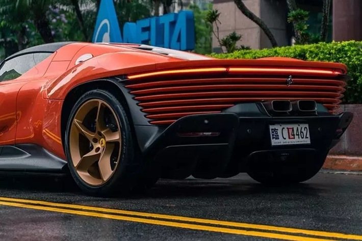 Ngoài ra, bộ la-zăng 5 chấu đi kèm lốp Pirelli P Zero Corsa được phát triển riêng cho Daytona SP3. Siêu xe triệu đô Ferrari Daytona SP3 được trang bị khối động cơ V12, dung tích 6.5 lít, hút khí tự nhiên, bơm ra công suất tối đa 829 mã lực và mô-men xoắn cực đại 697 Nm.