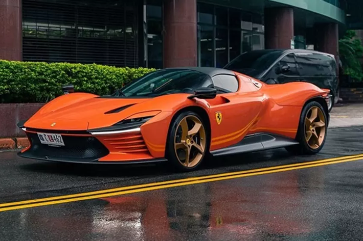 Và khá thú vị là ở Đài Loan, hiện đã có đến 3 chiếc siêu xe Ferrari Daytona SP3 triệu đô xuất hiện, khác với 2 xe Ferrari Daytona SP3 trước đó mang màu trắng và đỏ rất quen thuộc, thì mẫu siêu xe triệu đô có tiền cũng không mua được này sở hữu tông màu cam, rất nổi bật và lôi cuốn.