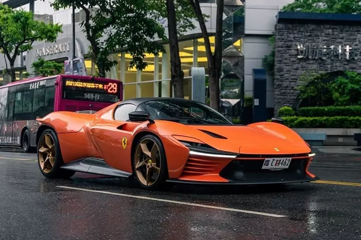 Ferrari Daytona SP3 mới là mẫu xe thứ 3 trong dải sản phẩm "ngựa chồm" Icona, chỉ sau Monza SP1 và SP2, và đương nhiên, hãng siêu xe Ý sẽ ưu tiên cho khách hàng mua xe Ferrari Monza SP có thể sở hữu Daytona SP3 với danh sách khoảng 499 người, 100 người còn lại sẽ rất may mắn được Ferrari mời mua, chính điều này, đã khiến Ferrari Daytona SP3 trở thành chiếc siêu xe có tiền chưa chắc đã mua được.
