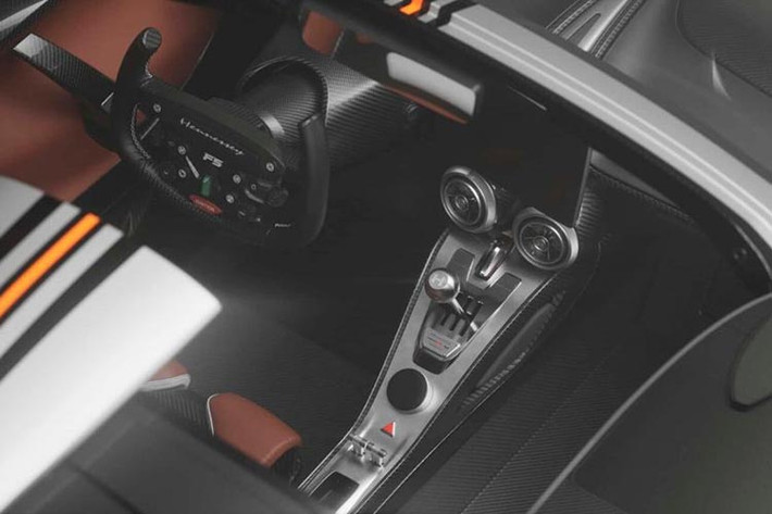 Hennessey Venom F5-M Roadster trang bị động cơ V8 tăng áp kép 6,6L, tạo ra công suất lên tới 1.817 mã lực và mô-men xoắn cực đại đạt 1.618 Nm, kết hợp với hộp số sàn 6 cấp. Nó giúp xe có thể tăng tốc từ 0-60 trong 3,3 giây.