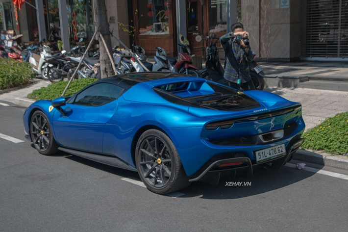 Xe cũng được trang bị bộ mâm đa chấu kép, khác biệt so với chiếc xe đầu tiên. Ferrari 296 GTS vẫn thừa hưởng sức mạnh như siêu xe Ferrari 296 GTB nhưng lại có lợi thế ở việc phần mui xe có thể dễ dàng đóng hoặc mở trong thời gian 14 giây.