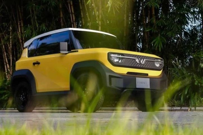 Mặc dù có kích thước nhỏ nhắn, VinFast VF3 vẫn có không gian nội thất 5 chỗ ngồi. Nội thất của VF3 gây ấn tượng với đồng hồ điện tử, vô-lăng vát đáy hiện đại tích hợp nút cảm ứng.