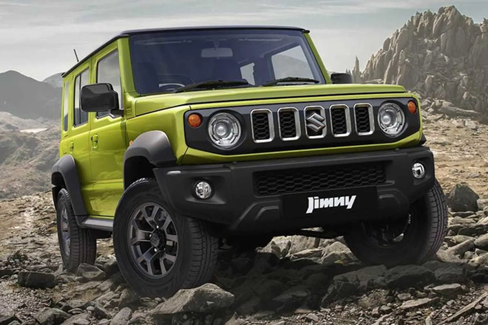 Nằm bên dưới nắp ca-pô của Suzuki Jimny 5 cửa là động cơ xăng 4 xi-lanh, hút khí tự nhiên, dung tích 1.5L, cho công suất tối đa 105 mã lực và mô-men xoắn cực đại 136 Nm, dùng chung với Suzuki XL7 đang bán ở Việt Nam.
