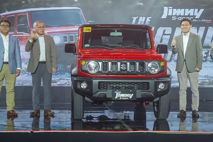 Tại thị trường này, xe có tổng cộng 3 phiên bản là GL MT, GLX AT và GLX AT sơn 2 màu, giá xe Suzuki Jimny 5 cửa 2024 dao động từ 1,558 - 1,708 triệu Peso (khoảng 681 - 746 triệu đồng). Như vậy, so với giá bán dự kiến của Suzuki Jimny 3 cửa tại Việt Nam, phiên bản 5 cửa ở Philippines rẻ hơn đáng kể.