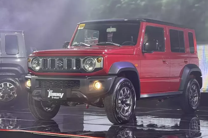 So với bản 3 cửa, Suzuki Jimny 5 cửa đương nhiên có kích thước lớn hơn. Cụ thể, mẫu xe này có chiều dài 3.820 mm và chiều dài cơ sở 2.590 mm. Nói cách khác, chiều dài của xe nhỉnh hơn 170 mm và chiều dài cơ sở tăng 340 mm so với Suzuki Jimny 3 cửa.