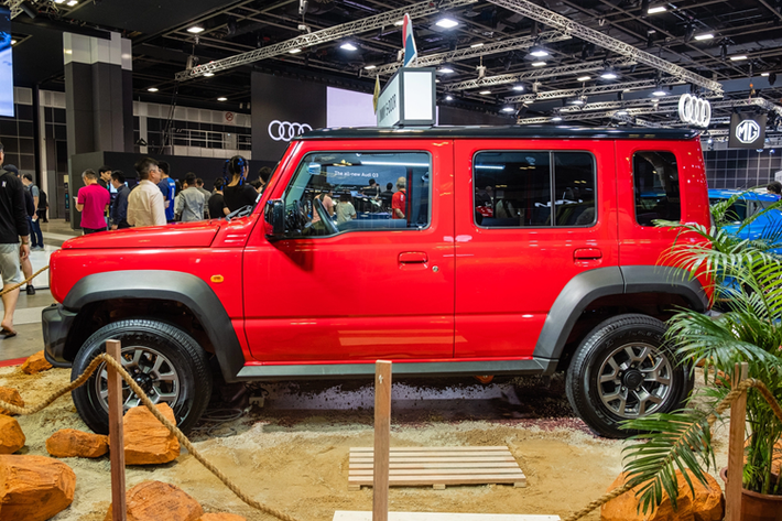 Bên trong Suzuki Jimny 5 cửa là không gian nội thất không khác nhiều so với phiên bản 3 cửa. Tuy rộng hơn nhưng xe cũng chỉ có nội thất 4 chỗ ngồi. Tương tự phiên bản 3 cửa, Suzuki Jimny 5 cửa cũng có vô lăng tích hợp phím chỉnh âm lượng, bảng đồng hồ analog tích hợp màn hình đa thông tin nhỏ với thiết kế cổ điển