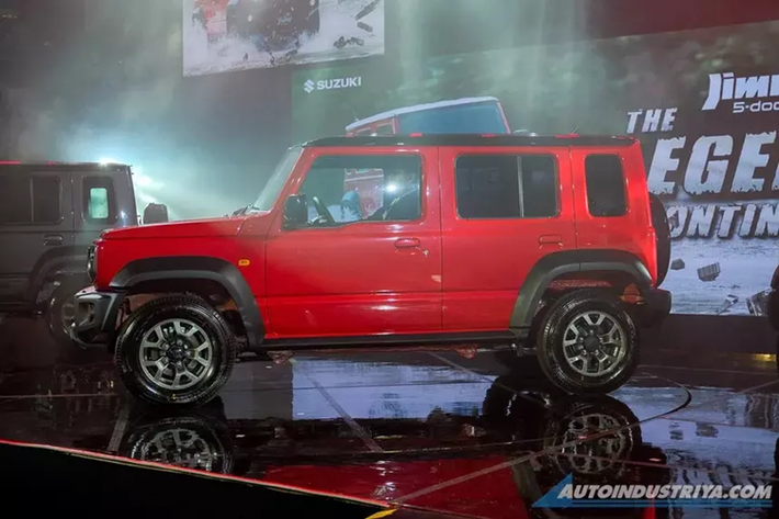 Suzuki Jimny tại Việt Nam bản 3 cửa dự kiến có giá khởi điểm từ 789 triệu đồng. Suzuki Jimny 5 cửa dành cho thị trường Philippines được nhập khẩu nguyên chiếc từ Ấn Độ. Xe nhắm đến những khách hàng muốn mua SUV việt dã rộng hơn Suzuki Jimny 3 cửa nhưng vẫn giữ được khả năng chạy đường khó khi cần.