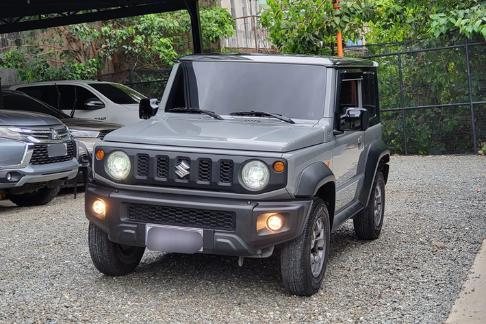 Màn hình cảm ứng trung tâm 7 inch, hỗ trợ Apple CarPlay/Android Auto và hệ thống âm thanh 4 loa. Ngoài ra, bản GLX cao cấp còn có thêm ghế bọc da, màn hình cảm ứng trung tâm 9 inch, điều hòa tự động và gương chiếu hậu tự động gập.