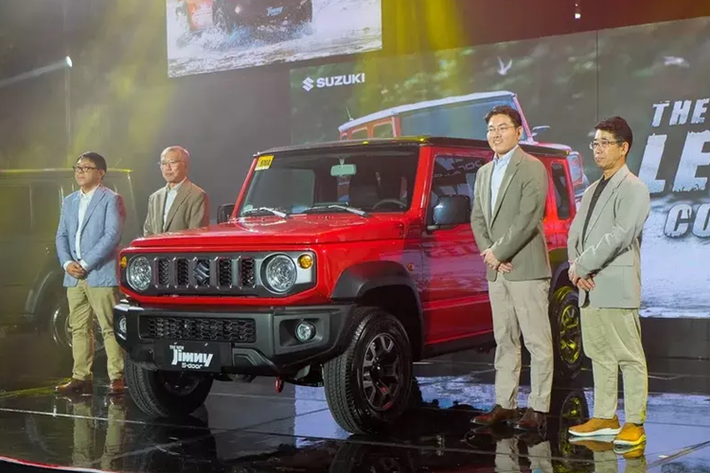 Tại triển lãm Ô tô Singapore 2024 diễn ra cách đây không lâu, hãng Suzuki đã mang mẫu xe Jimny 5 cửa đến trưng bày. Tuy nhiên, thị trường đầu tiên có thể mua mẫu xe này lại là Philippines. Vào ngày 25/1/2024 vừa qua, Suzuki Jimny 5 cửa 2024 đã chính thức ra mắt và công bố giá bán.