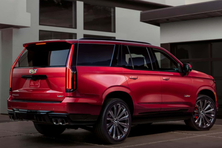Cadillac cũng bổ sung cho Escalade tùy chọn hàng ghế thứ hai hạng thương gia với ghế ngồi tích hợp massage, cụm điều khiển trung tâm riêng, bàn sạc điện thoại, bàn làm việc, 2 màn 12,6 inch giải trí. Xe được trang bị hệ thống âm thanh 19 loa AKG và có tùy chọn 40 loa AKG Studio Reference cao cấp hơn.