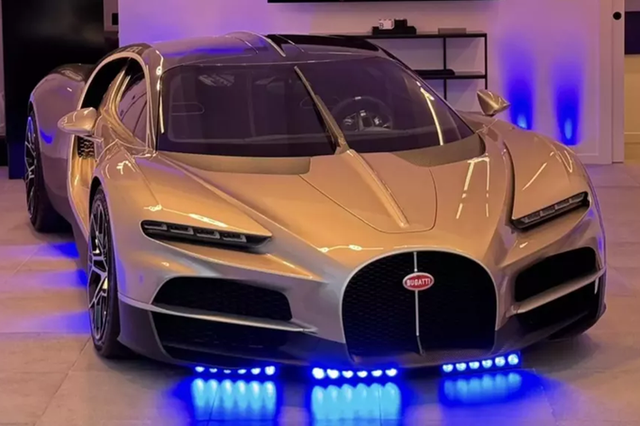 Tháng 6 vừa qua, hãng siêu xe của nước Pháp - Bugatti đã chính thức trình làng mẫu xe mới tinh, thay thế dòng xe Chiron đã bị khai tử với 500 xe sản xuất toàn cầu, cùng giá bán 2,6 triệu đô la, họ gọi đây là kỷ nguyên mới của mình, và tên xe rất liên quan đến bộ máy của các đồng hồ, đó là Bugatti Tourbillon 2026 mới.