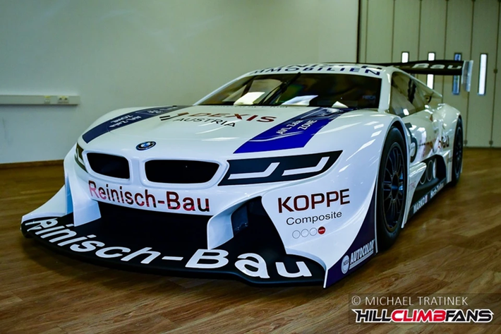 Đội đua Edlinger vừa giới thiệu chiếc BMW i8 phiên bản độ thân rộng độc nhất thế giới. Thiết kế đặc biệt giúp chiếc xe có thể thi đấu trong các thể thức leo đèo tính giờ.