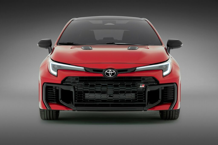 Hộp số tám cấp của Toyota GR Corolla 2025 thể thao được gọi là Hộp số tự động trực tiếp Gazoo Racing (DAT) giống với trang bị trên mẫu xe GR Yaris vào đầu năm nay.