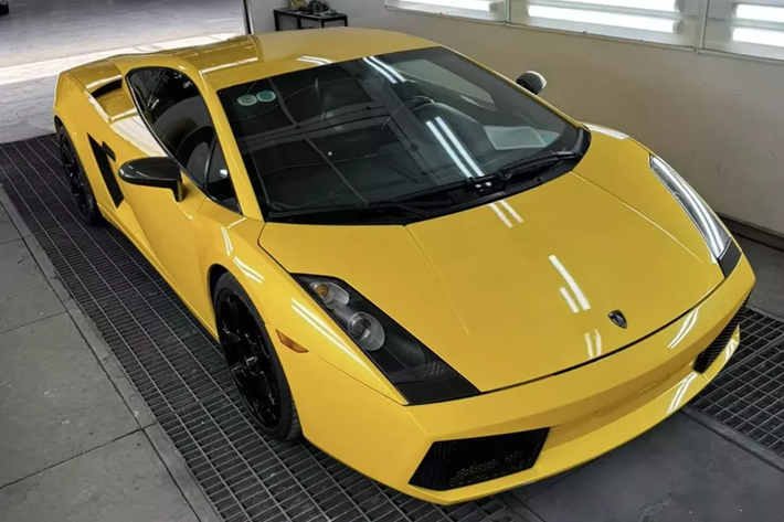 Vào giữa năm ngoái, thông tin về việc 1 chiếc siêu xe Lamborghini Gallardo gần 20 năm tuổi đang được những người thợ Việt "bổ máy", để trùng tu, cũng như thay thế một số chi tiết không còn sử dụng được nữa đã nhận được sự quan tâm của cộng đồng mạng.