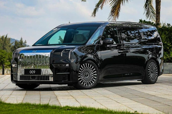 Vừa qua, Zeekr đã ra mắt phiên bản nâng cấp giữa vòng đời của mẫu MPV thuần điện 009 tại thị trường Trung Quốc. Theo đó, Zeekr 009 2024 mới được phân phối với hai phiên bản, gồm bản WE có giá 500.000 NDT (khoảng 1,72 tỷ đồng) và 588.000 NDT (tương đương 2,02 tỷ đồng) cho bản ME.