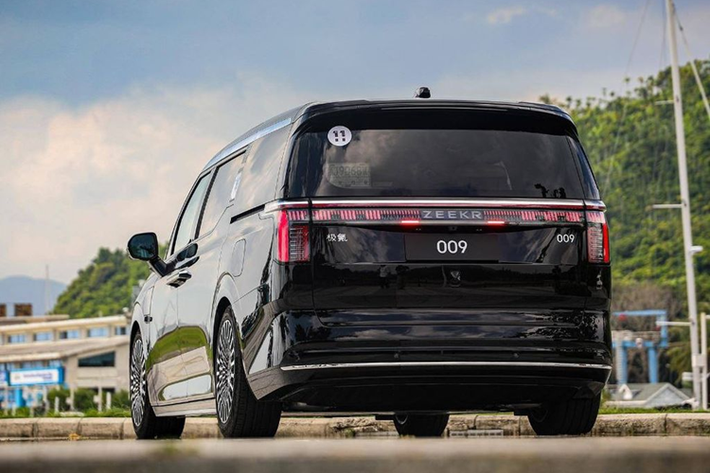 Zeekr AD hỗ trợ các chức năng bao gồm kiểm soát tốc độ, thay đổi làn tự động, hỗ trợ duy trì làn đường, nhận diện biển báo giao thông, cảnh báo va chạm chéo, trước/ sau và giám sát điểm mù.