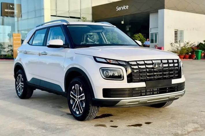 Vào hôm 18/6/2024 vừa qua, Hyundai Thành Công đã công bố giá niêm yết mới của 4 mẫu xe, bao gồm cả Venue. Theo đó, giá xe Hyundai Venue có mức bán niêm yết mới chỉ còn 499 triệu đồng ở bản 1.0 Turbo và 539 triệu đồng ở bản 1.0 Turbo Đặc biệt.