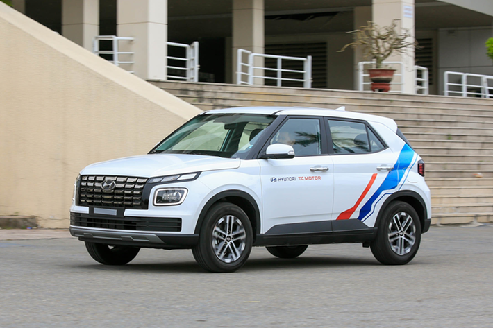Cũng cần phải nói thêm rằng, trong tháng 6/2024 này, Hyundai Thành Công đang áp dụng chương trình ưu đãi chính hãng dành cho Venue. Theo công bố của hãng, khách hàng khi mua mẫu SUV hạng A này sẽ được chọn 1 trong 2 gói ưu đãi.