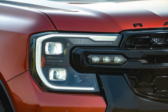 Về trang bị trang bị an toàn, mẫu xe bán tải Ford Ranger Stormtrak sở hữu gói an toàn chủ động ADAS đi cùng các tính năng như phanh đĩa thông gió trên cả 4 bánh, 7 túi khí, cảm biến khoảng cách đỗ xe trước/sau, camera 360 độ, hệ thống chống bó cứng phanh ABS