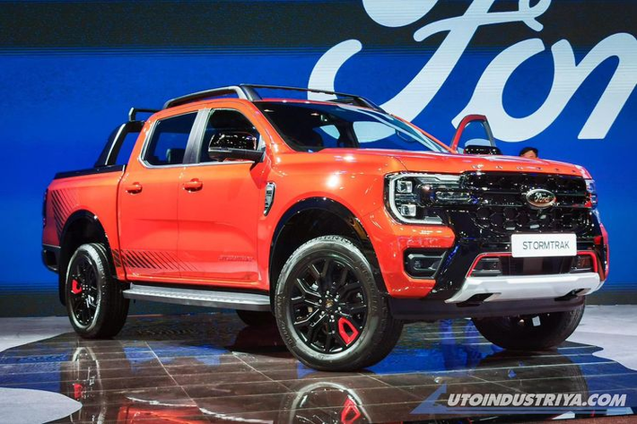 Mới đây, các đại lý Ford trên toàn quốc đã thông báo nhận đặt cọc mẫu Ford Ranger Stormtrak 2024 mới. Theo thông tin từ nhân viên bán xe, xe sẽ được mở bán tại Việt Nam vào đầu tháng 3 năm nay với 2 phiên bản là 4x2 và 4x4. Mức giá cụ thể của phiên bản này chưa được hé lộ, nhưng chắc chắn sẽ cao hơn con số 864 triệu đồng của bản Sport 2.0 4x4.