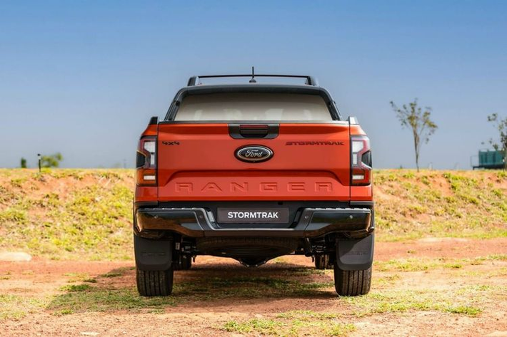 Cung cấp sức mạnh cho Ford Ranger Stormtrak 2024 là động cơ diesel 4 xi-lanh, tăng áp kép, dung tích 2.0L tương tự bản Wildtrak. Động cơ này tạo ra công suất tối đa 210 mã lực và mô-men xoắn cực đại 500 Nm. Đi kèm với đó là hộp số tự động 10 cấp, hệ dẫn động 1 cầu hoặc 2 cầu.