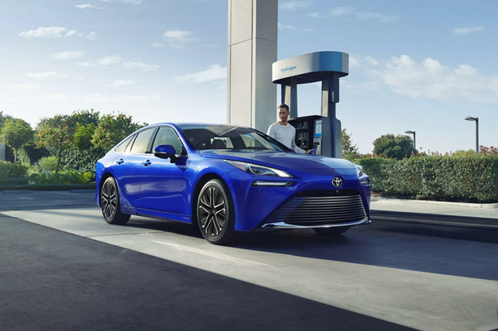 Toyota Mirai 2024 mới là bản nâng cấp facelift của mẫu xe vận hành bằng pin nhiên liệu hydro thế hệ thứ 2 đến từ nhà sản xuất Nhật Bản. Thông qua Mirai, Toyota cho thấy hãng vẫn tiếp tục đầu tư vào các loại nhiên liệu khác bên cạnh động cơ đốt trong và mô-tơ điện chạy pin quen thuộc hiện nay.